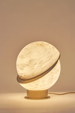 Offset Globe table lamp in alabaster. Matlight. 