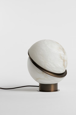 Offset Globe table lamp in patinated bronze. Matlight. 