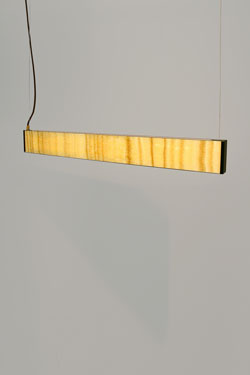 TECH suspension longue en Onyx jaune et métal doré. Matlight. 