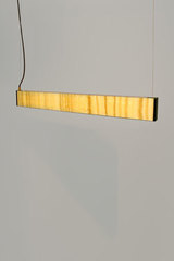 TECH suspension longue en Onyx jaune et métal doré. Matlight. TECH suspension longue en Onyx jaune et métal doré. Matlight.