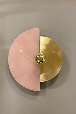 Levante adjustable wall sconce in brushed brass and pink onyx. Matlight. 