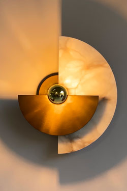 Levante wall lamp sundial in bronze and alabaster. Matlight. 