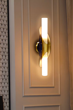 Manta wall lamp in alabaster, bronze and satin brass. Matlight. 