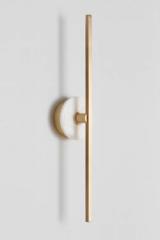 Minimalist wall lamp in brass and white marble. Matlight. 