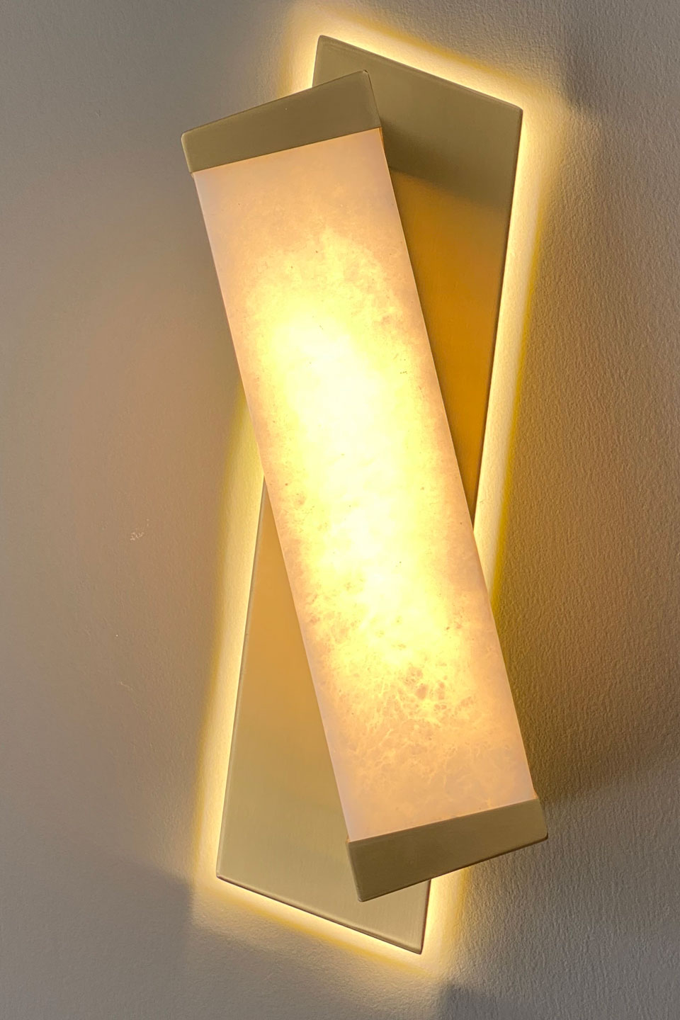 Offset geometric wall lamp in alabaster and brass Matlight