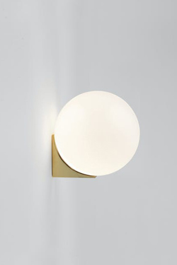 Applique murale en laiton poli et globe blanc Single Sconce. Michael Anastassiades. 