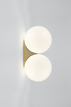 Applique murale en laiton poli et globe blanc Single Sconce. Michael Anastassiades. 