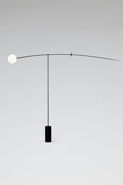 Grand Lampadaire Mobile en laiton patiné noir avec un globe blanc. Mobile Chandelier 5. Michael Anastassiades. 