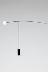 Grand Lampadaire Mobile en laiton patiné noir avec un globe blanc. Mobile Chandelier 5. Michael Anastassiades. Grand Lampadaire Mobile en laiton patiné noir avec un globe blanc. Mobile Chandelier 5. Michael Anastassiades.