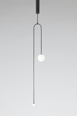 Longue suspension en laiton patiné noir avec deux globes blancs de taille différente Mobile Chandelier 7. Michael Anastassiades. 