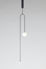 Longue suspension en laiton patiné noir avec deux globes blancs de taille différente Mobile Chandelier 7. Michael Anastassiades. Longue suspension en laiton patiné noir avec deux globes blancs de taille différente Mobile Chandelier 7. Michael Anastassiades.