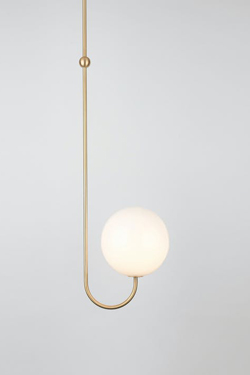 Suspension en laiton poli avec un globe blanc Single Angle. Michael Anastassiades. 