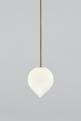 Suspension en laiton poli et globe blanc Bob. Michael Anastassiades. Suspension en laiton poli et globe blanc Bob. Michael Anastassiades.