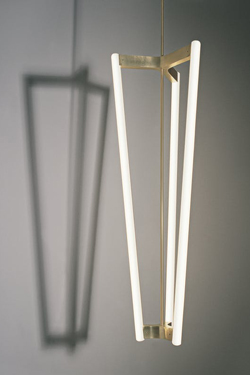 Suspension en laiton satiné 3 tubes 100 cm Tube Chandelier . Michael Anastassiades. 