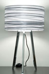 Silence lampe avec abat-jour argenté et pied chromé. Molto Luce. Silence lampe avec abat-jour argenté et pied chromé. Molto Luce.