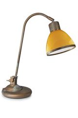 Lampe de bureau en laiton vieilli et verre opale jaune. Moretti Luce. Lampe de bureau en laiton vieilli et verre opale jaune. Moretti Luce.