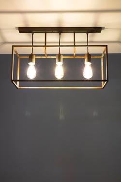 Cubic plafonnier 3 lumières en laiton vieilli. Moretti Luce. 