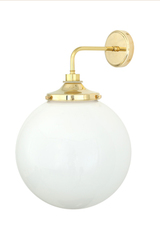 Applique de salle de bain boule en verre opale blanc. Mullan. Applique de salle de bain boule en verre opale blanc. Mullan.