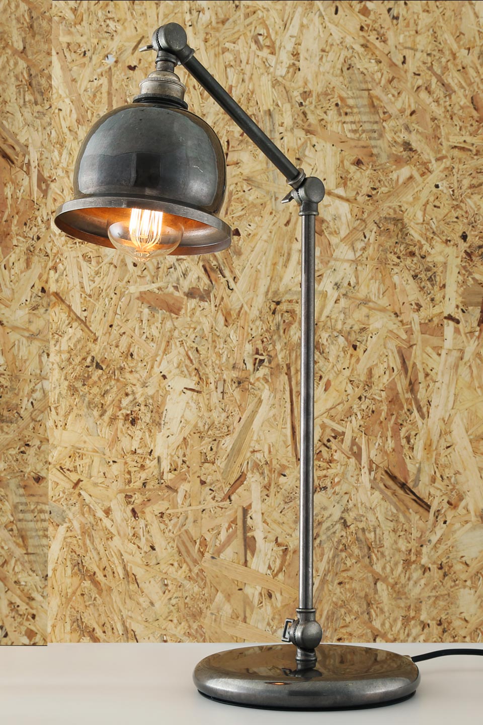 Petite lampe à poser de style rétro et industriel avec éclairage