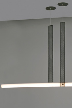 Hikari suspension minimaliste en maille métallique noire. Myo. 