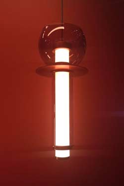 Suspension verticale en cristal bordeaux Venus. Myo. 