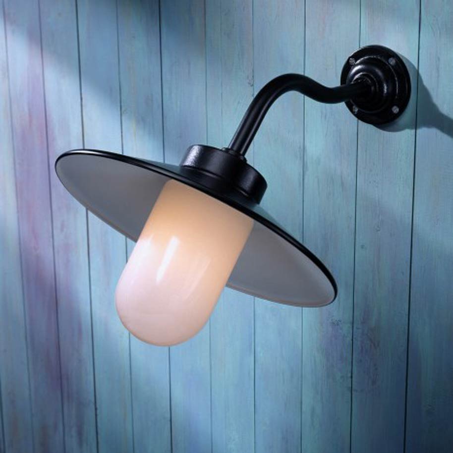 https://www.vraimentbeau.com/images/nautic-by-tekna/applique-exterieur-murale-acier-laque-quay-light-45-degres-verre-opale-tendance-metal-noir-design-11060185R.jpg