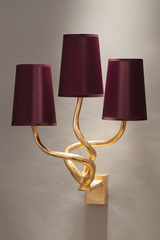 Applique Triple en bronze doré et 3 abat-jour bordeaux. Objet insolite. Applique Triple en bronze doré et 3 abat-jour bordeaux. Objet insolite.