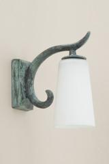 Delia small wall lamp in green patinated bronze. Objet insolite. Delia small wall lamp in green patinated bronze. Objet insolite.