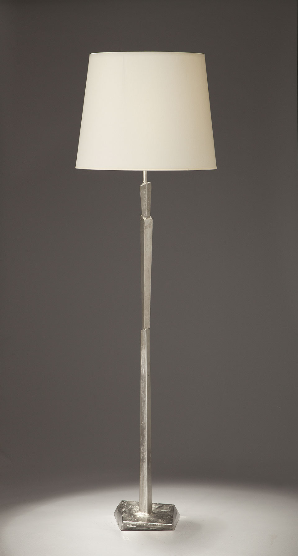 Cubist nickel floor lamp with satin finish and white lampshade. Objet insolite. 