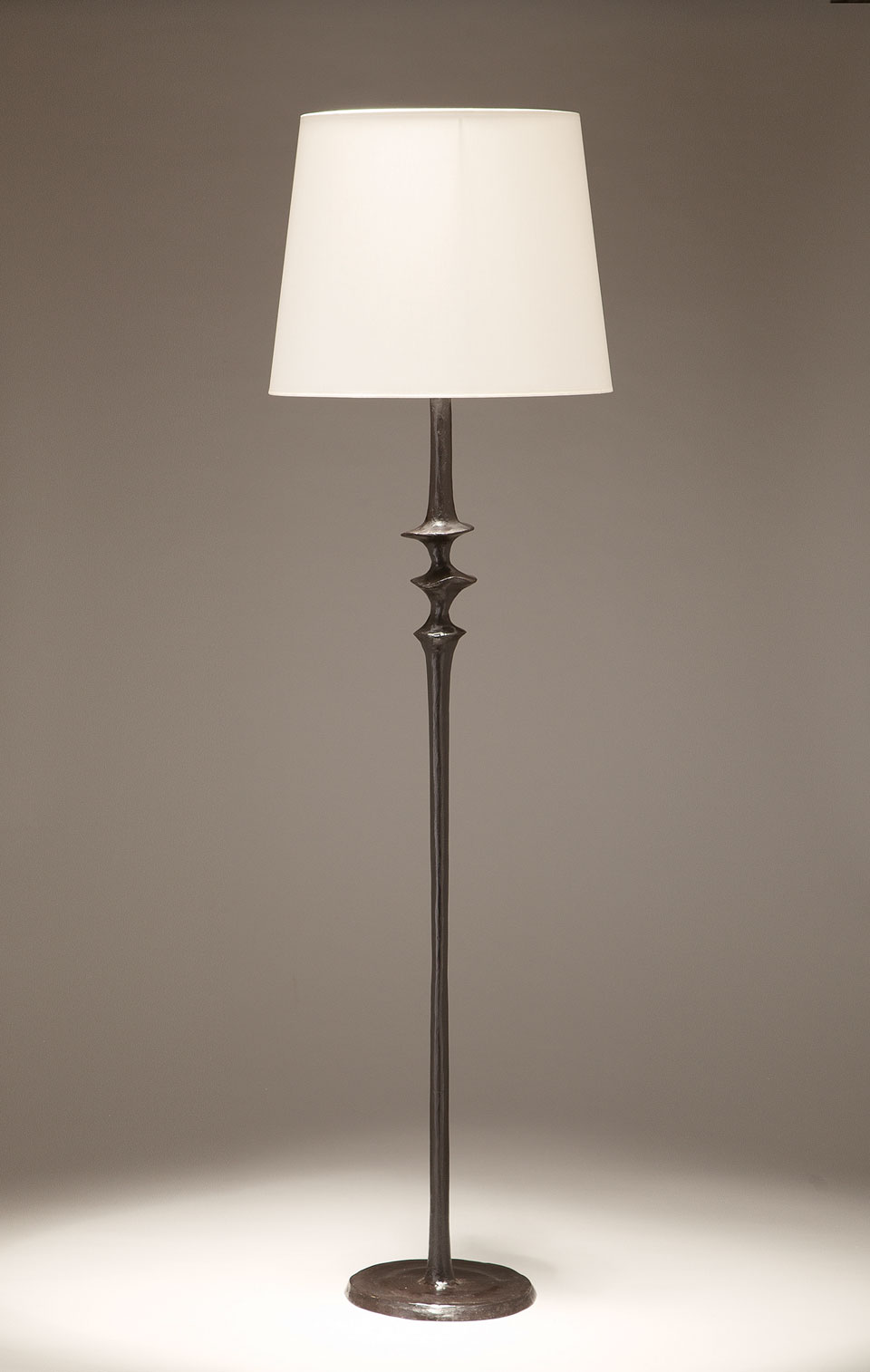 Lampadaire pied en bronze massif doré Mancha, Objet Insolite, Luminaires  en bronze