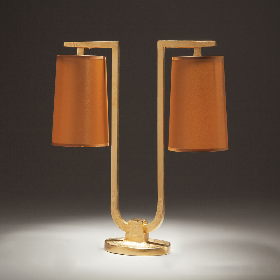 Lampe de salon avec pied galbé en métal finition bronze et abat-jour  conique suspendu 47