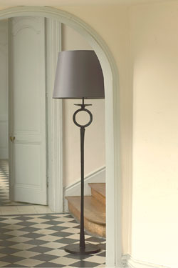 Floor lamp in solid bronze, ring on the foot Diego. Objet insolite. 