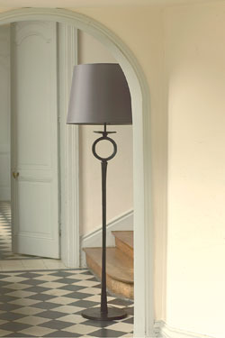 Lampadaire en bronze massif anneau sur le pied Diego. Objet insolite. 