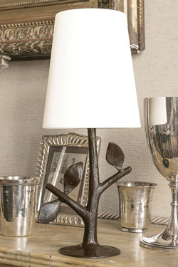 Folia petite lampe de table champêtre en bronze patiné. Objet insolite. 