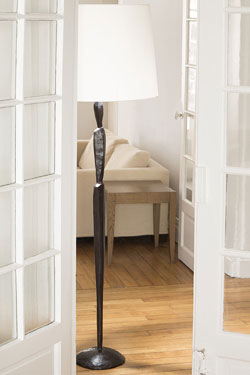 Jude contemporary floor lamp in black patina bronze. Objet insolite. 