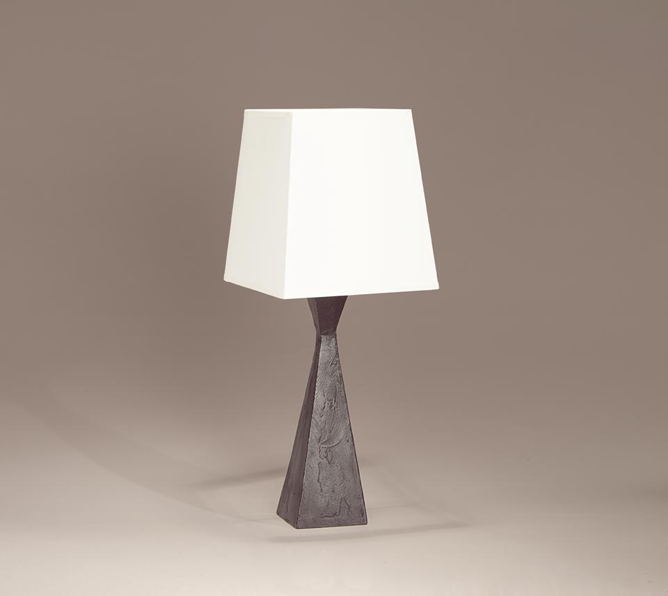Pablo petite lampe de table forme sablier et finition bronze patiné noir. Objet insolite. 