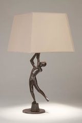 Pompéi lampe de table figurative en bronze noir patiné. Objet insolite. Pompéi lampe de table figurative en bronze noir patiné. Objet insolite.