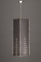 Suspension motif feuilles en bronze nickel satiné patiné et abat-jour gris fumé Grande Sophia. Objet insolite. Suspension motif feuilles en bronze nickel satiné patiné et abat-jour gris fumé Grande Sophia. Objet insolite.