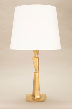 Cubist table lamp with asymmetric gold base. Objet insolite. 