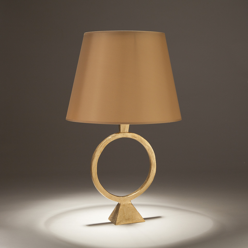 wide base lamp