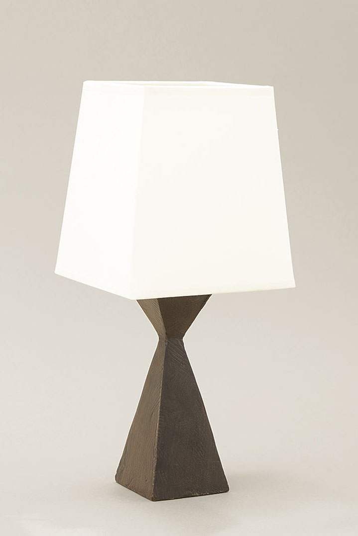 Pablito small hourglass table lamp in black patinated bronze. Objet insolite. 