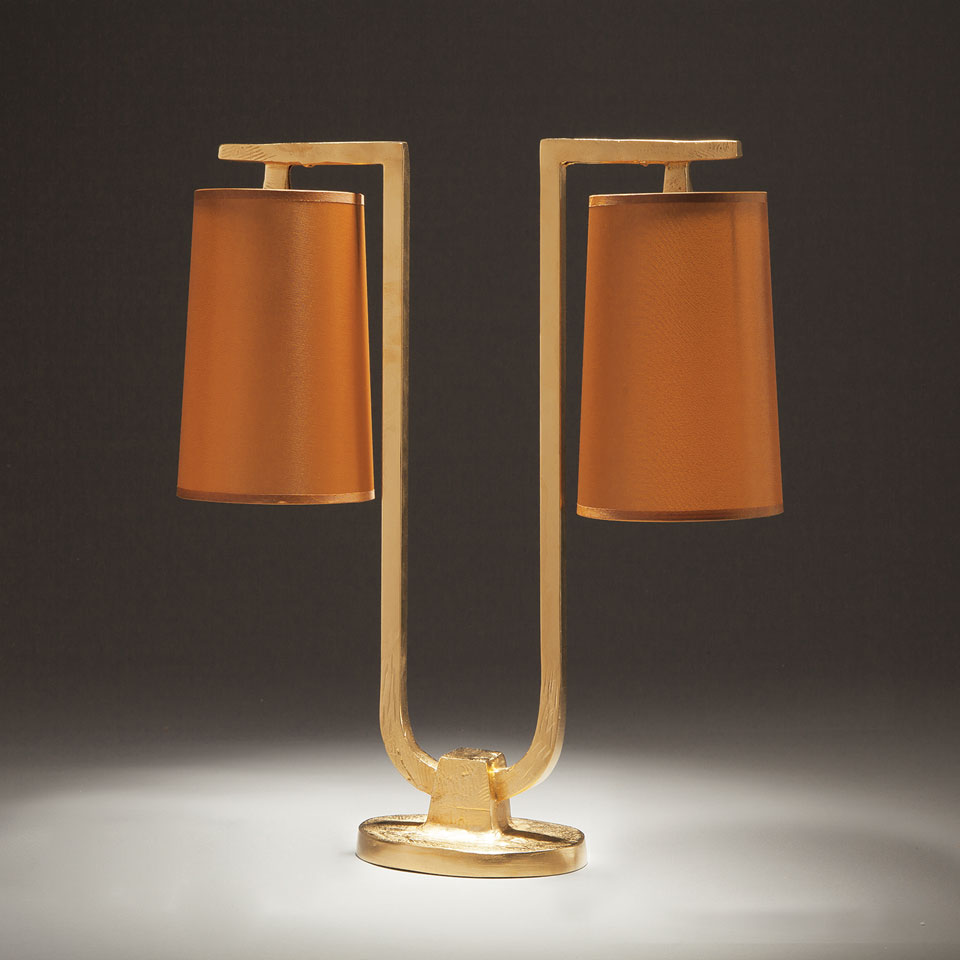 U-shaped table lamp, 2 caramel taffeta lampshades Gustave . Objet insolite. 