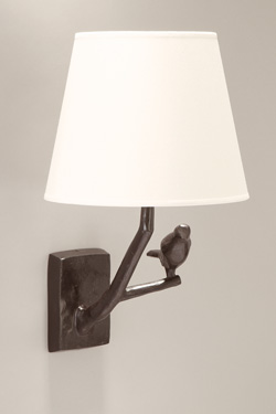 Bird on its branch patined black wall lamp Plume . Objet insolite. 