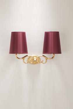 Classic 2-light wall lamp in gilded bronze. Objet insolite. 