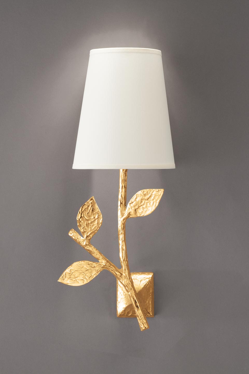 Flora plant wall light in gilded bronze. Objet insolite. 