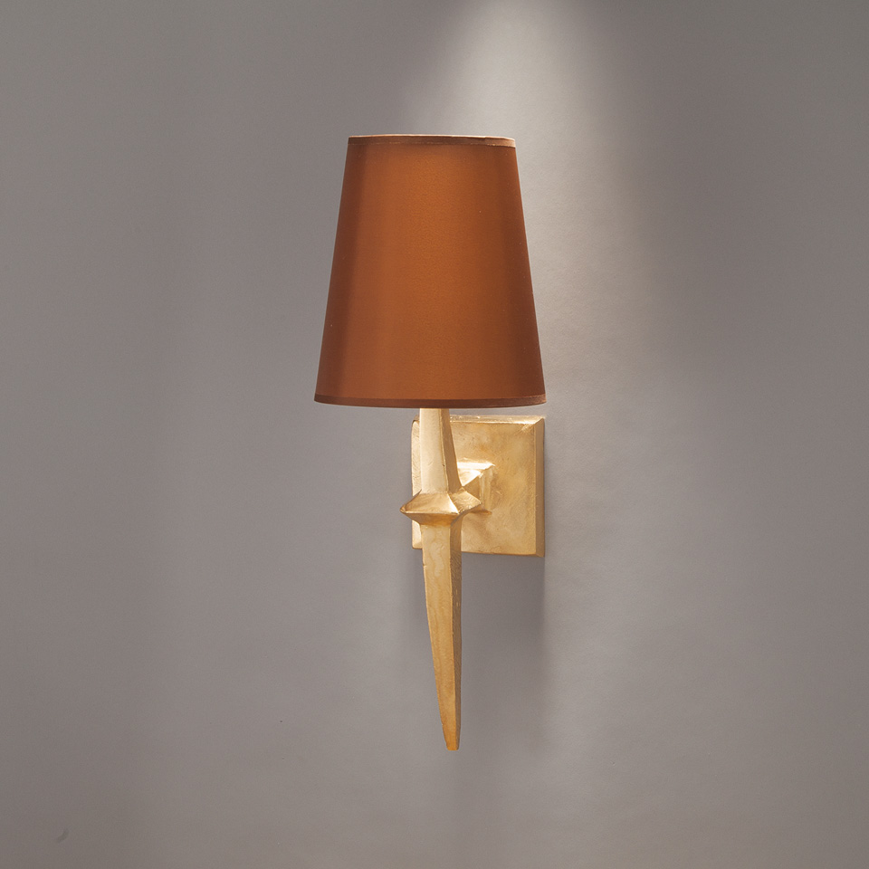 Gilded wall lamp and terracotta lampshade Adam. Objet insolite. 