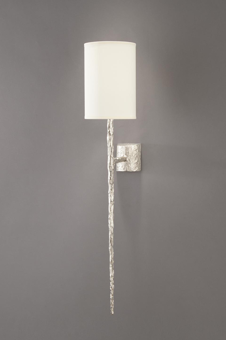 Héra long spear wall lamp in silvered bronze. Objet insolite. 