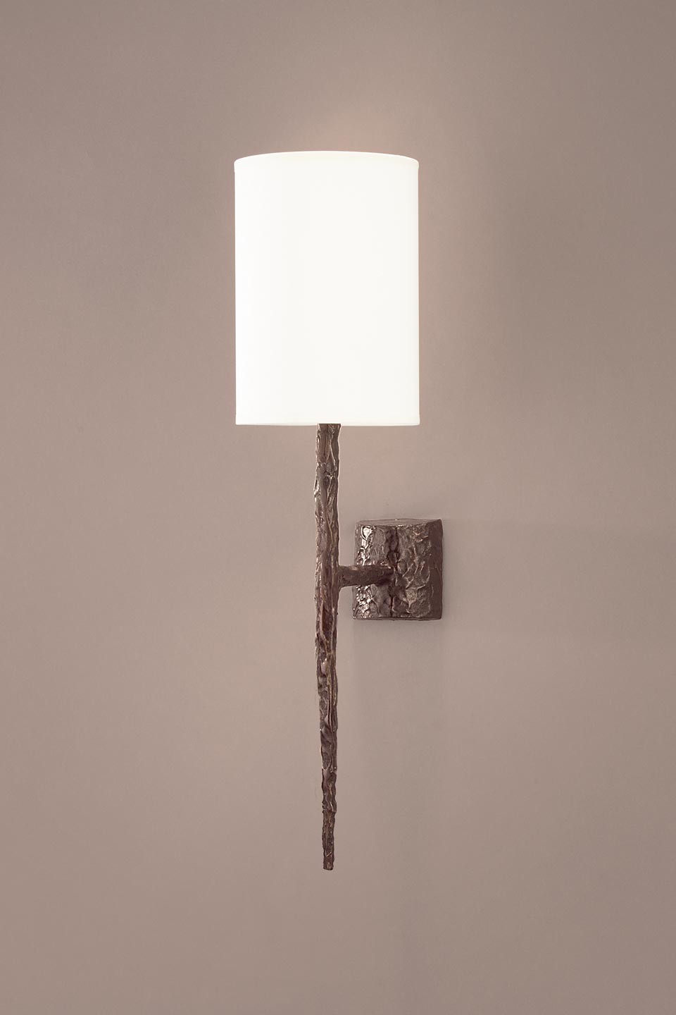 Hera short wall lamp in black patinated bronze. Objet insolite. 