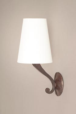 Linda classic wall lamp in black patinated bronze. Objet insolite. 