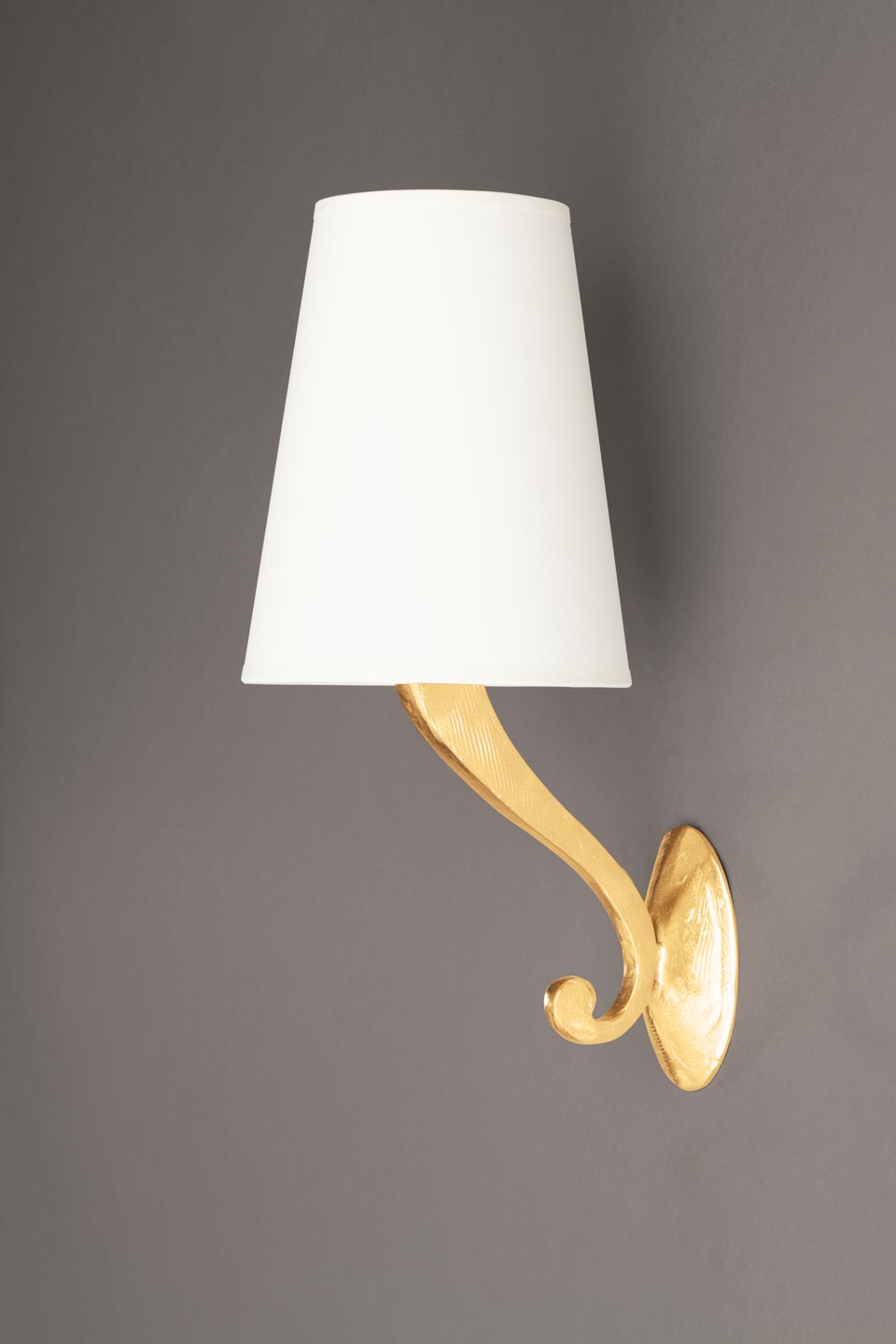 Linda classic wall lamp in gilded bronze. Objet insolite. 
